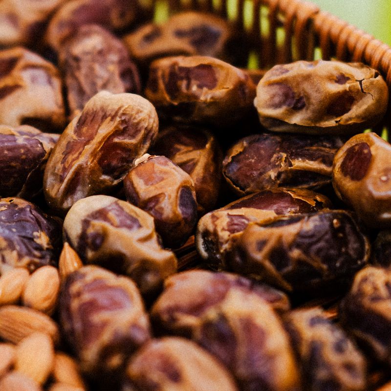 تمر ولوز في صحن صغير