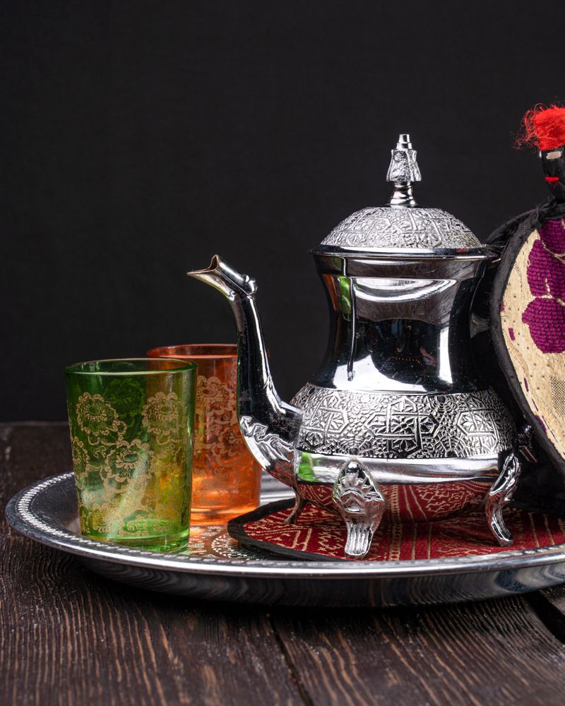 صينية شاي بالنعناع وكؤوس زجاجية